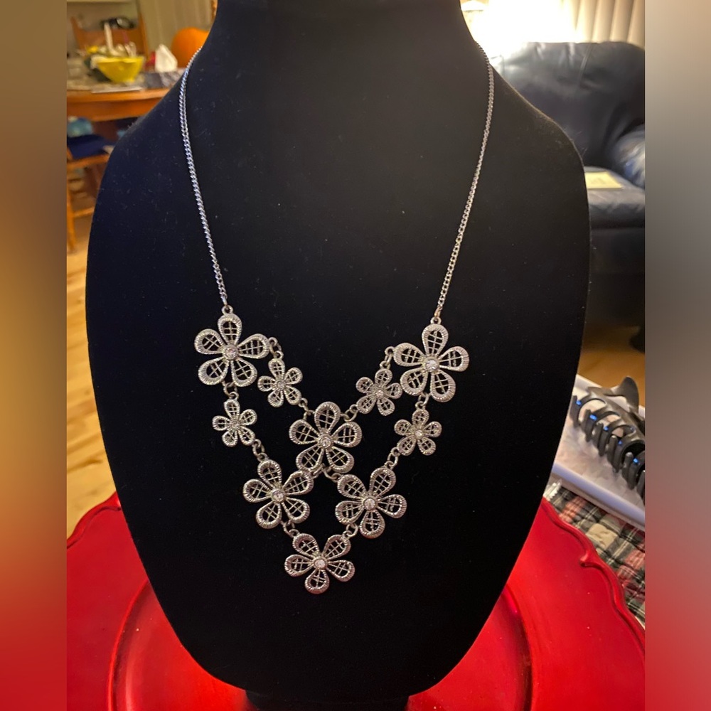 Pretty Silvertone necklace